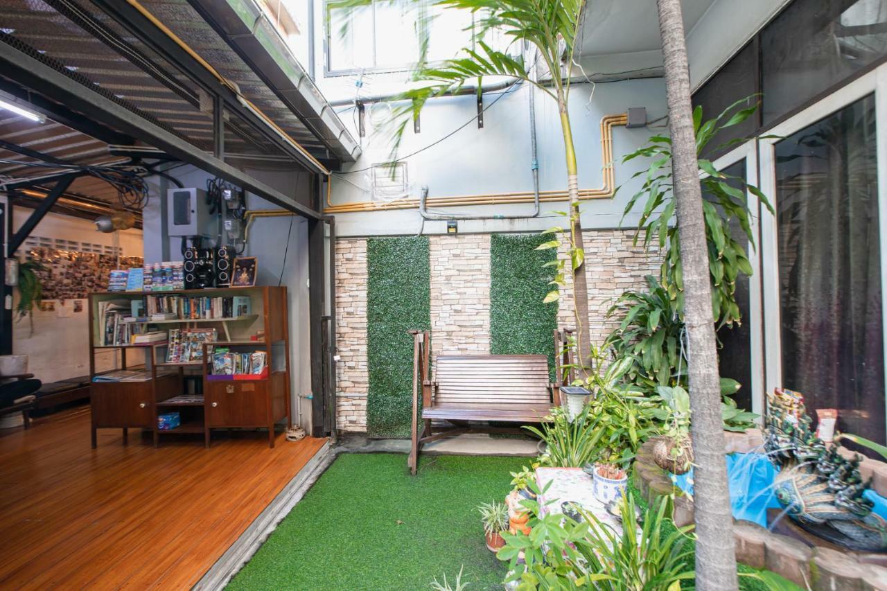 The Alley Hostel&Bistro Bangkok Extérieur photo