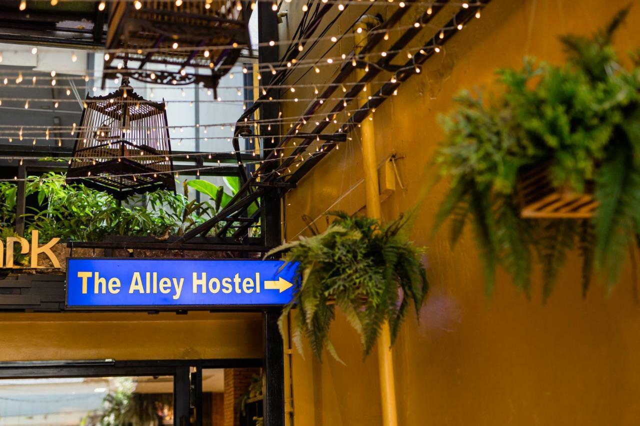 The Alley Hostel&Bistro Bangkok Extérieur photo